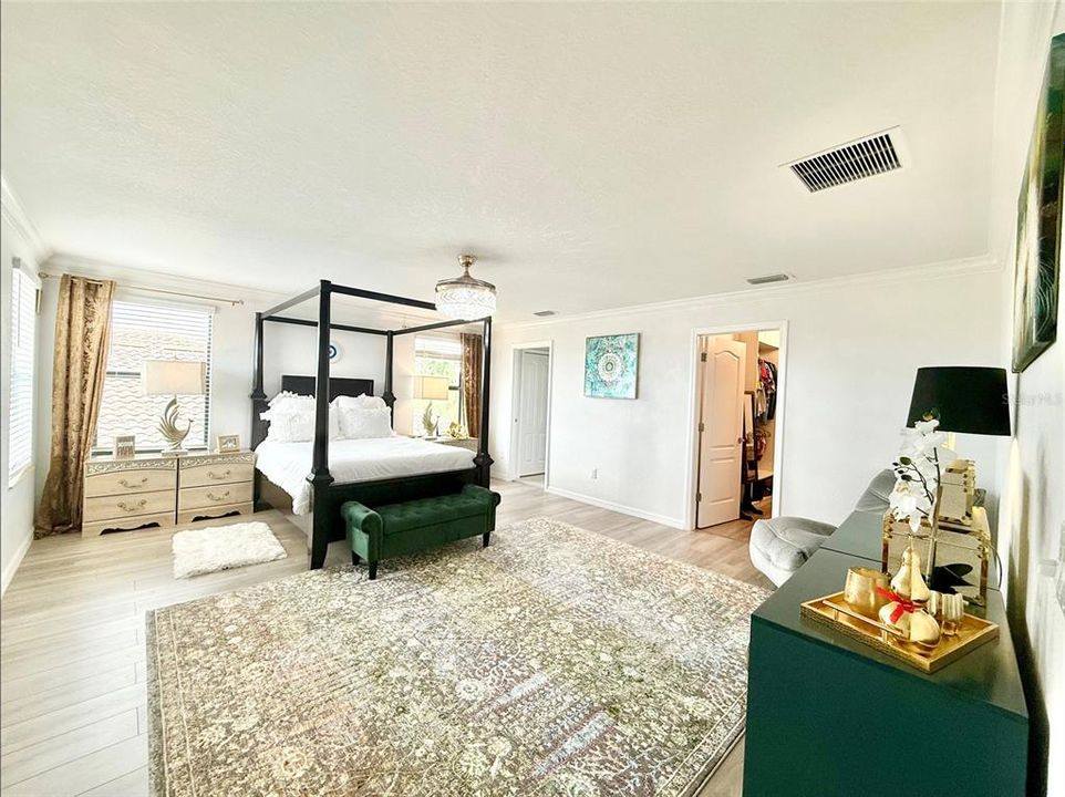 For Sale: $989,000 (6 beds, 4 baths, 3905 Square Feet)