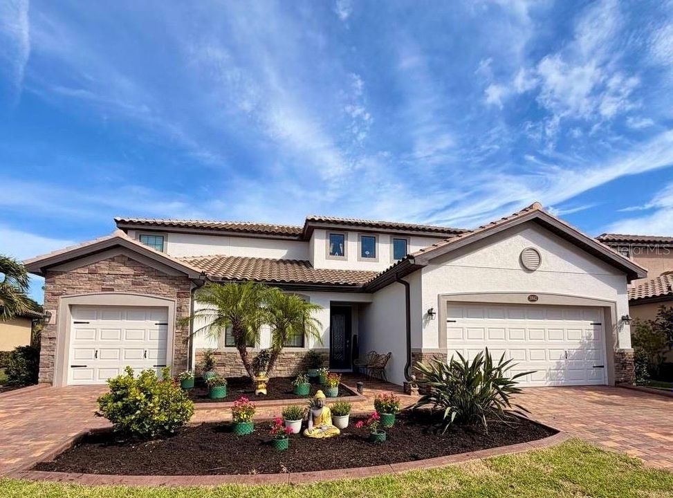 For Sale: $989,000 (6 beds, 4 baths, 3905 Square Feet)