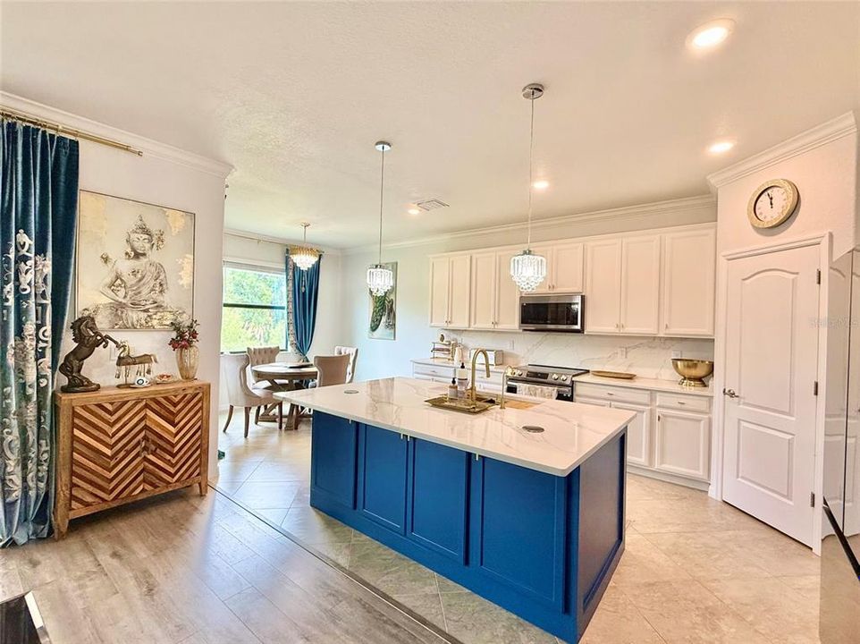 For Sale: $989,000 (6 beds, 4 baths, 3905 Square Feet)