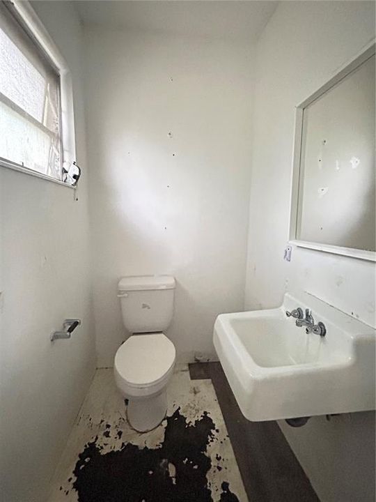 For Rent: $2,300 (3 beds, 2 baths, 2196 Square Feet)
