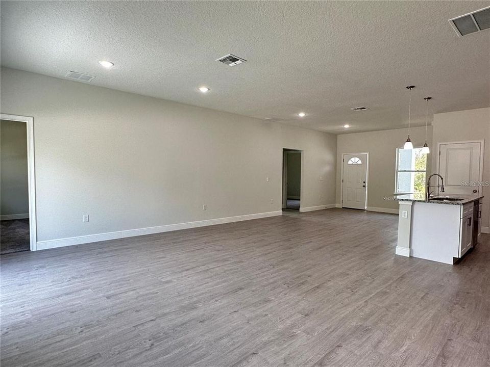 В аренду: $1,900 (4 спален, 2 ванн, 1758 Квадратных фут)
