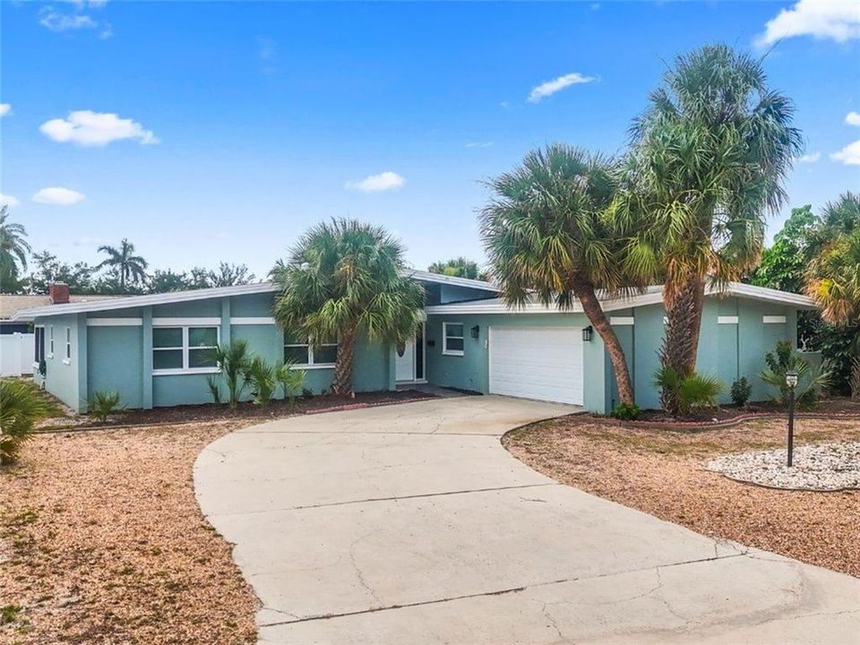 For Rent: $3,900 (4 beds, 2 baths, 2100 Square Feet)