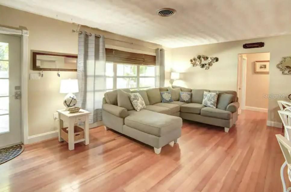 For Rent: $3,200 (3 beds, 2 baths, 1863 Square Feet)
