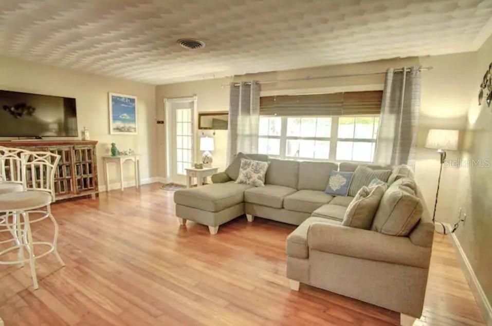 For Rent: $3,200 (3 beds, 2 baths, 1863 Square Feet)