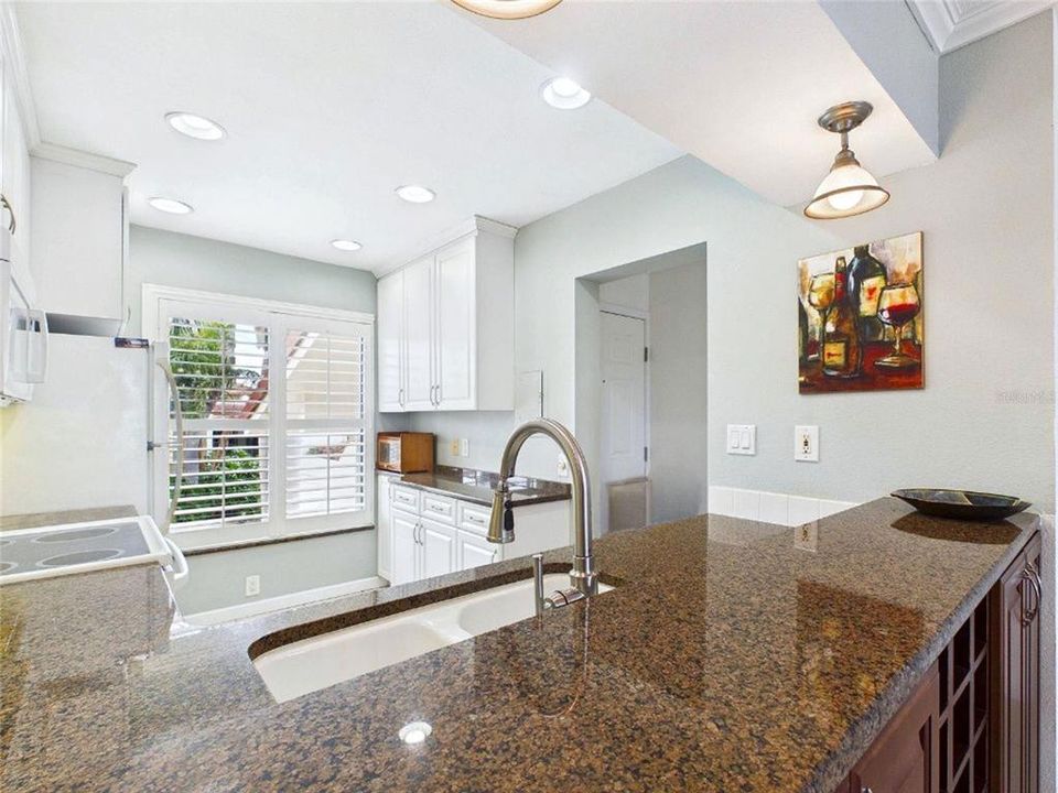 For Rent: $2,250 (2 beds, 2 baths, 890 Square Feet)