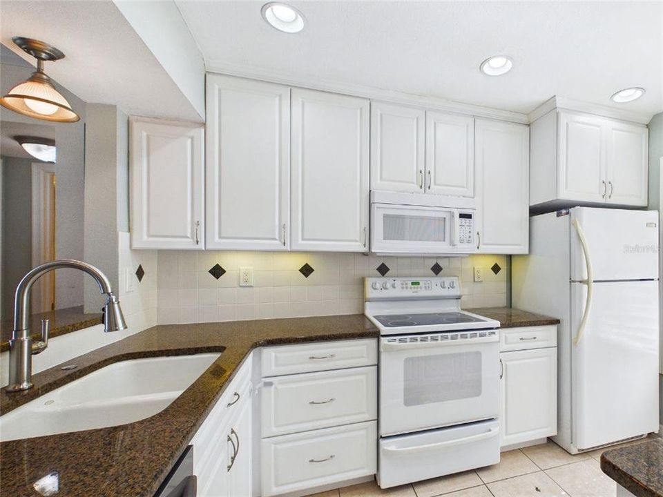 For Rent: $2,250 (2 beds, 2 baths, 890 Square Feet)