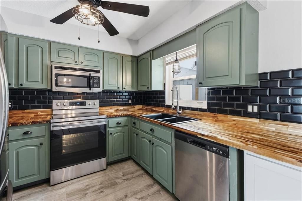 For Sale: $249,500 (2 beds, 2 baths, 1263 Square Feet)