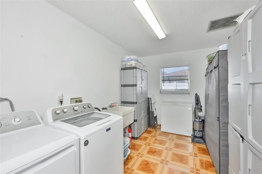For Sale: $265,000 (2 beds, 2 baths, 1369 Square Feet)