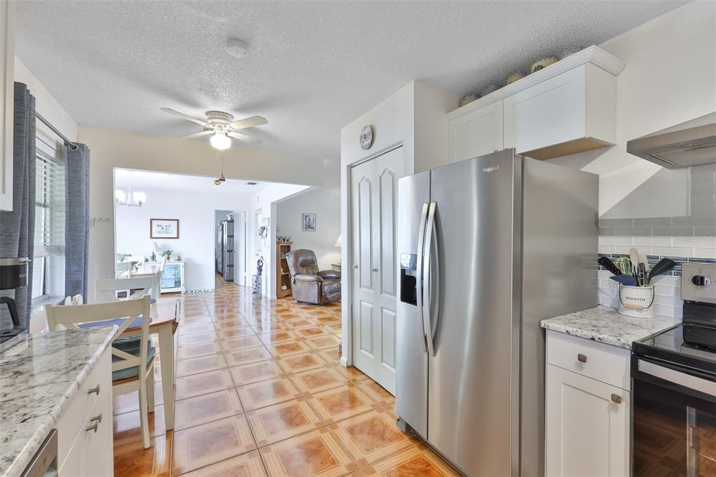 For Sale: $265,000 (2 beds, 2 baths, 1369 Square Feet)