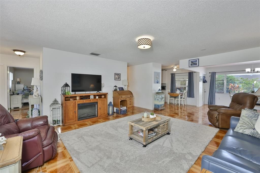 For Sale: $265,000 (2 beds, 2 baths, 1369 Square Feet)