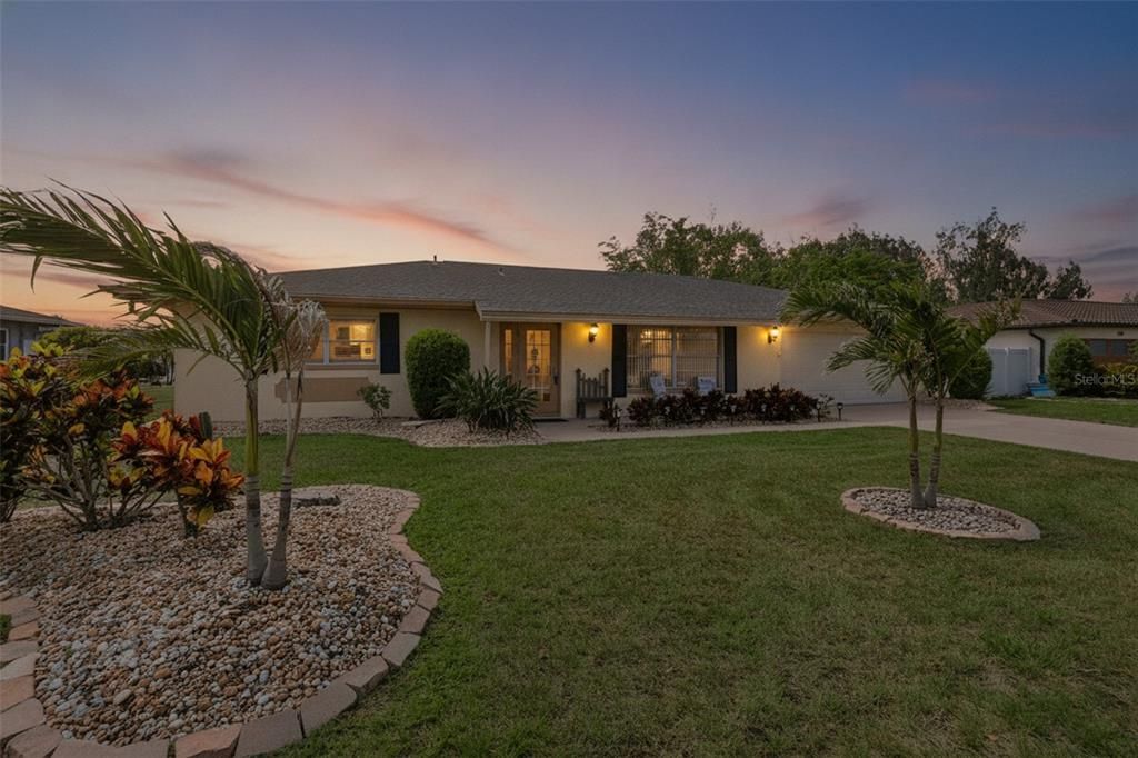 For Sale: $265,000 (2 beds, 2 baths, 1369 Square Feet)