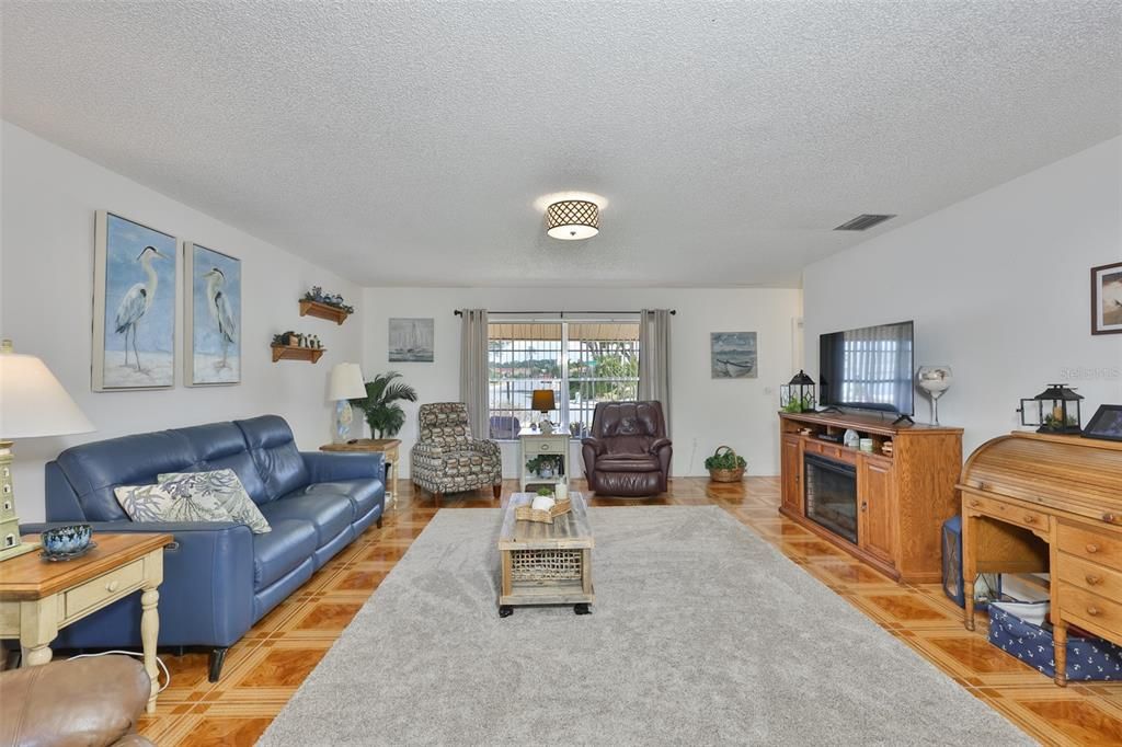 For Sale: $265,000 (2 beds, 2 baths, 1369 Square Feet)