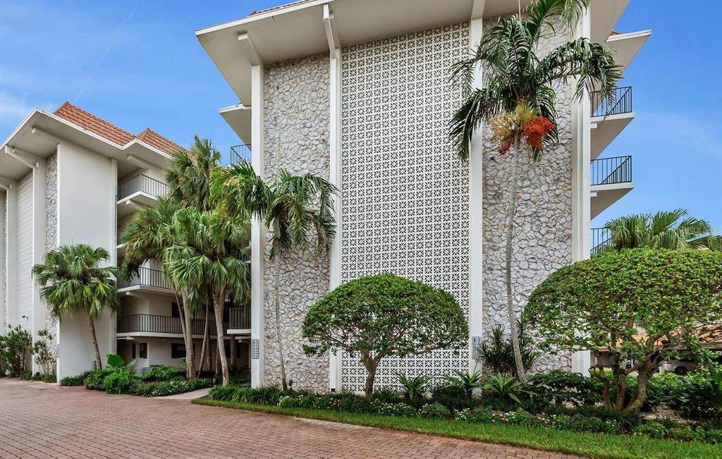 For Sale: $699,000 (2 beds, 2 baths, 1433 Square Feet)