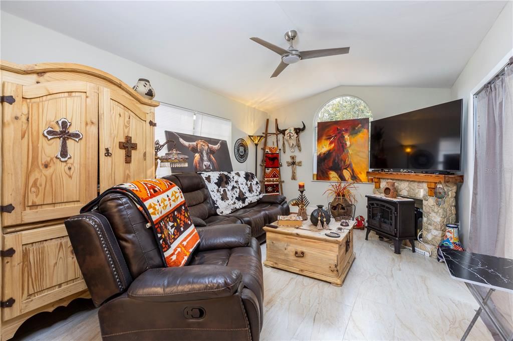 For Sale: $269,000 (3 beds, 2 baths, 1284 Square Feet)