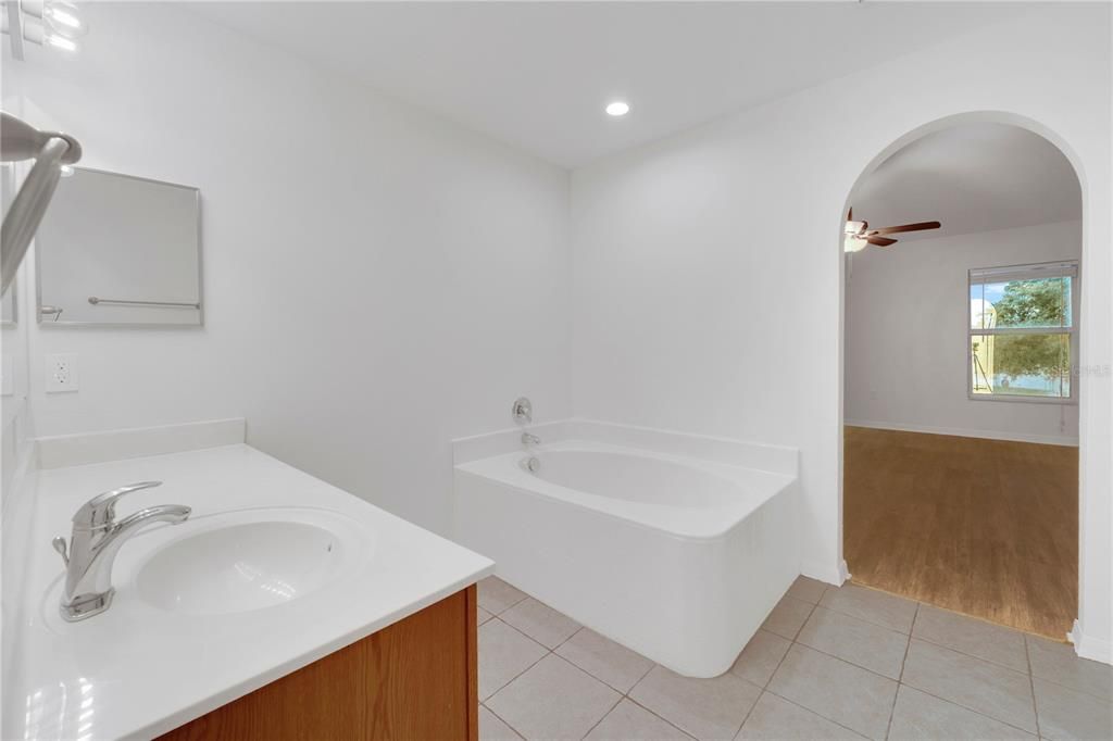 En Venta: $364,900 (4 camas, 2 baños, 2812 Pies cuadrados)