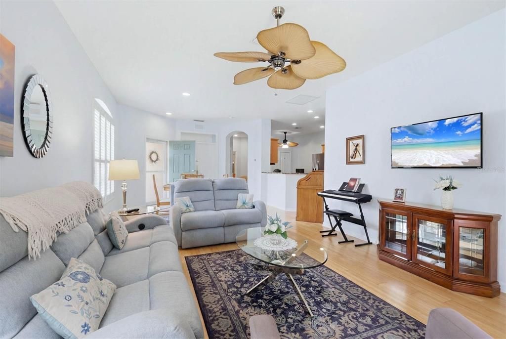 For Sale: $289,900 (2 beds, 2 baths, 1385 Square Feet)