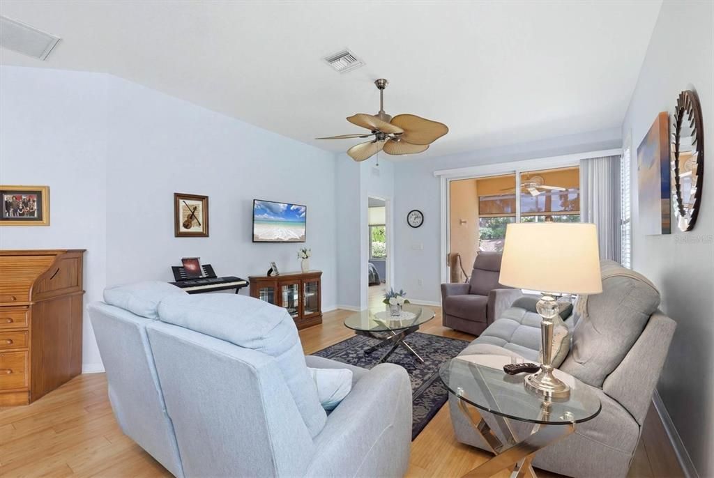 For Sale: $289,900 (2 beds, 2 baths, 1385 Square Feet)