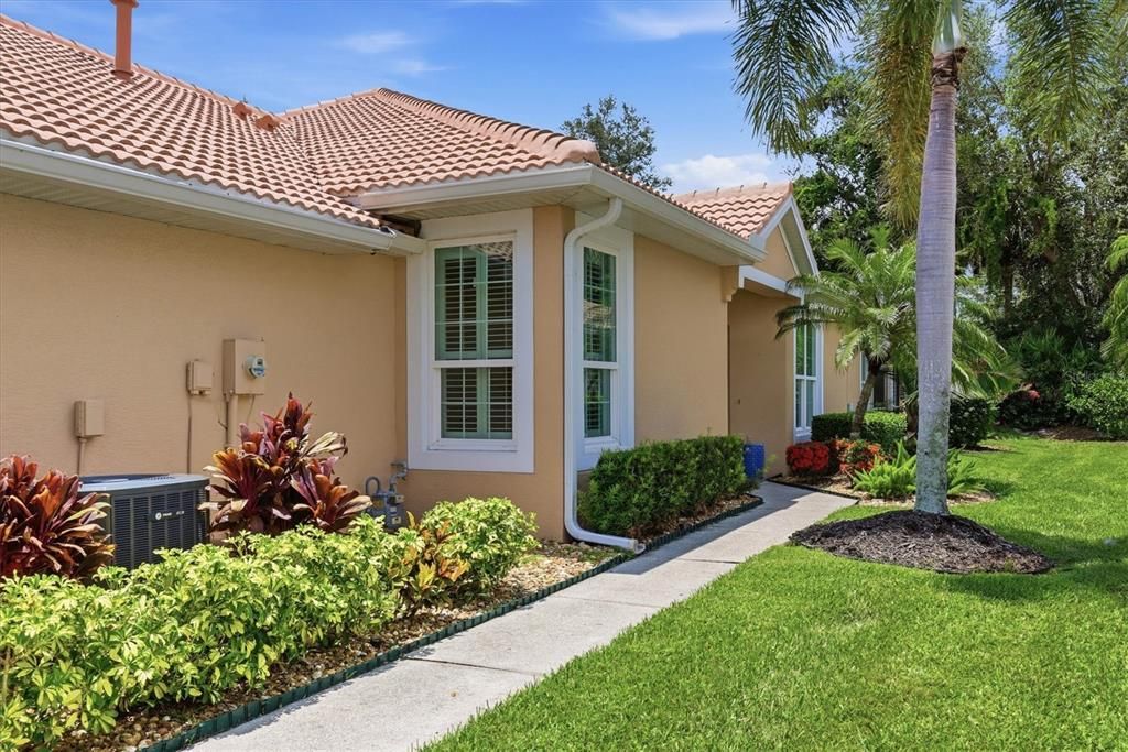 For Sale: $289,900 (2 beds, 2 baths, 1385 Square Feet)