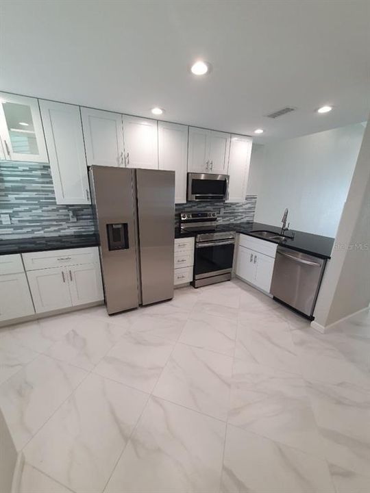 For Rent: $1,950 (2 beds, 2 baths, 1000 Square Feet)