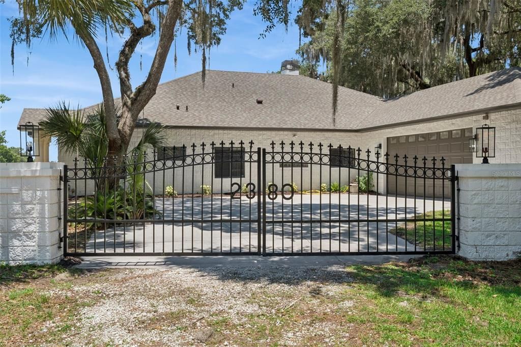 For Sale: $700,000 (3 beds, 2 baths, 2500 Square Feet)