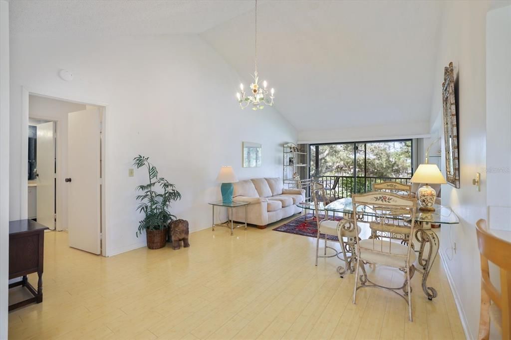 En Venta: $219,900 (2 camas, 2 baños, 972 Pies cuadrados)