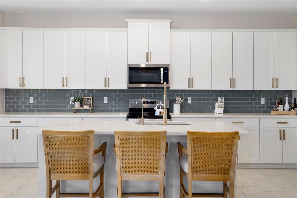 Activo con contrato: $785,000 (4 camas, 3 baños, 3314 Pies cuadrados)