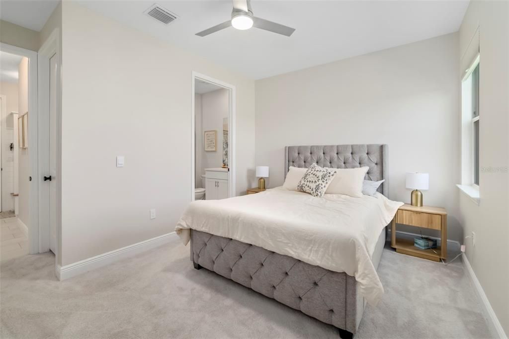 Activo con contrato: $785,000 (4 camas, 3 baños, 3314 Pies cuadrados)