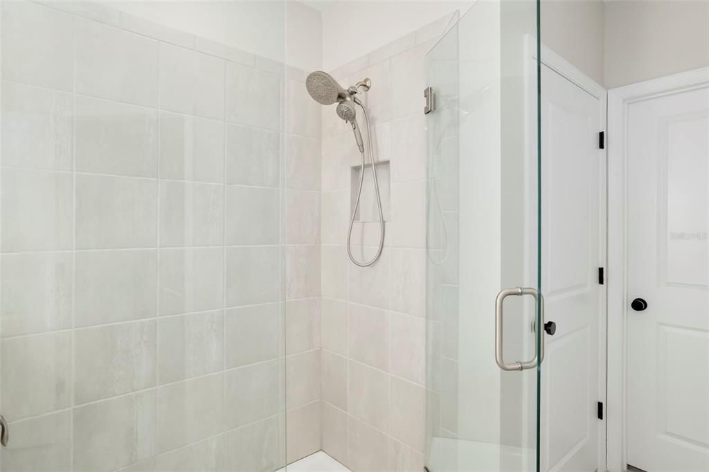 Activo con contrato: $785,000 (4 camas, 3 baños, 3314 Pies cuadrados)