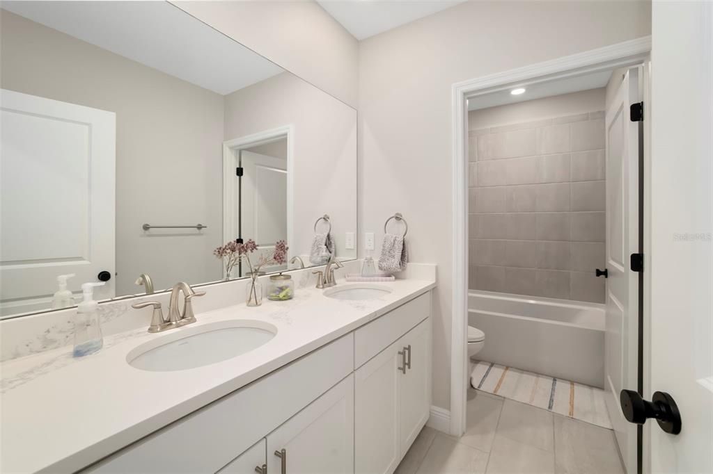 Activo con contrato: $785,000 (4 camas, 3 baños, 3314 Pies cuadrados)