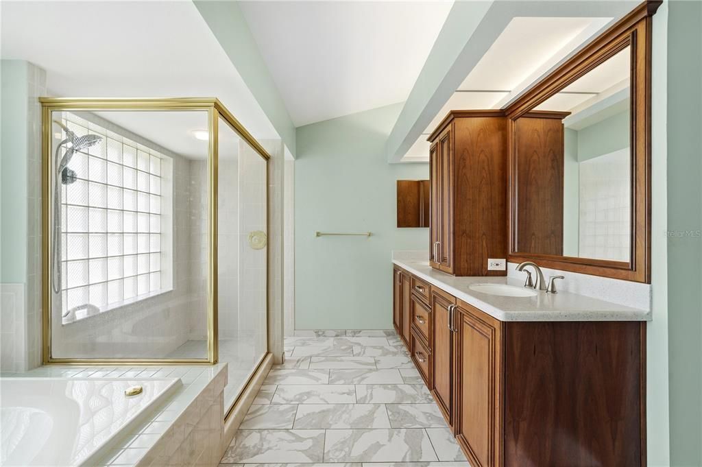 En Venta: $419,000 (3 camas, 2 baños, 2403 Pies cuadrados)