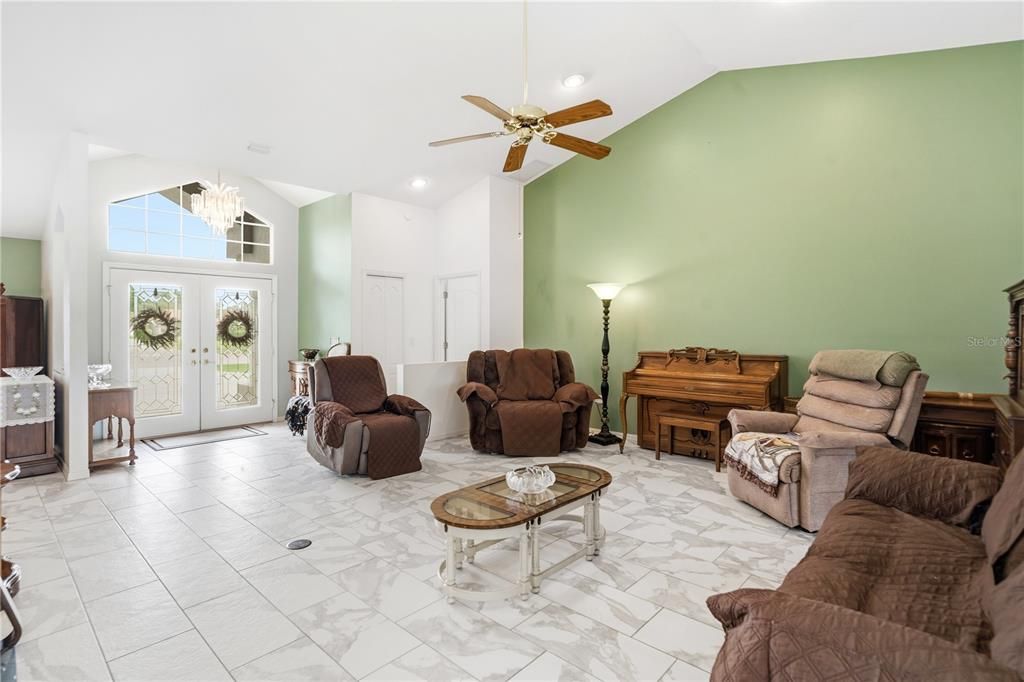 En Venta: $419,000 (3 camas, 2 baños, 2403 Pies cuadrados)
