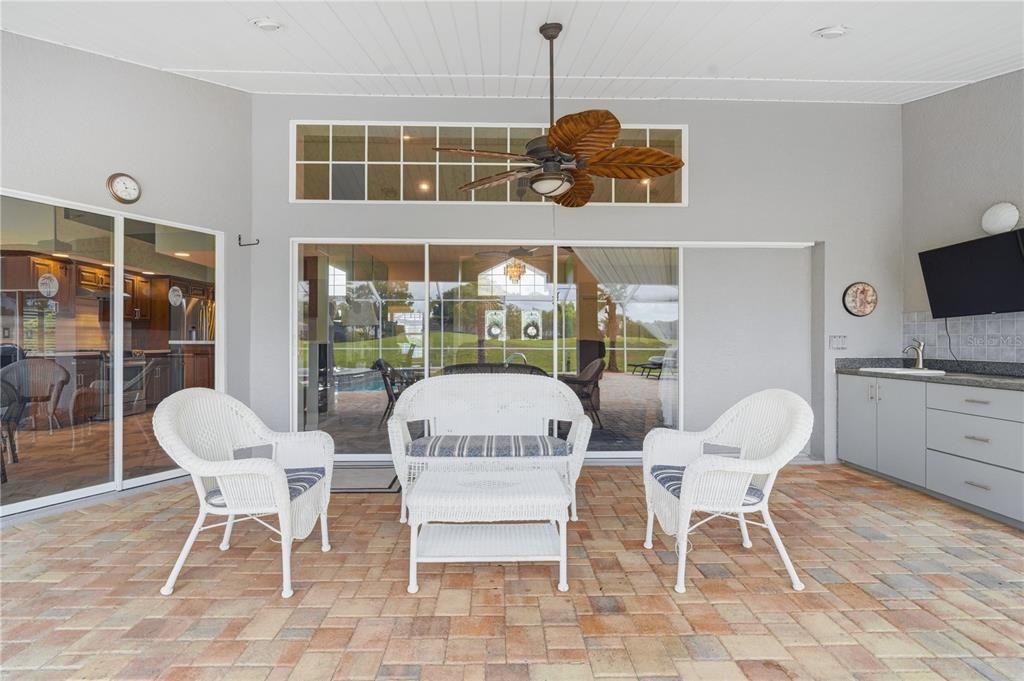 En Venta: $419,000 (3 camas, 2 baños, 2403 Pies cuadrados)