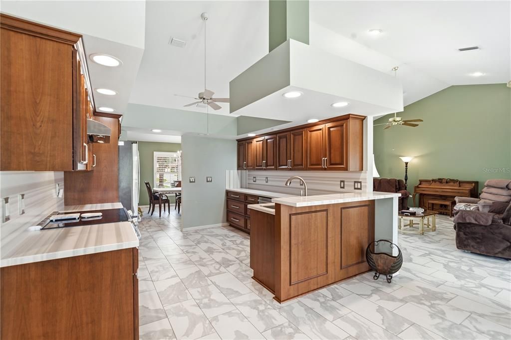En Venta: $419,000 (3 camas, 2 baños, 2403 Pies cuadrados)