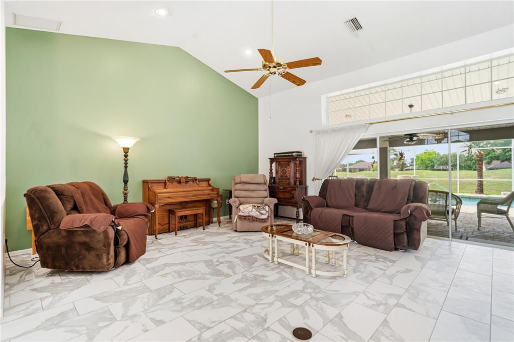 En Venta: $419,000 (3 camas, 2 baños, 2403 Pies cuadrados)