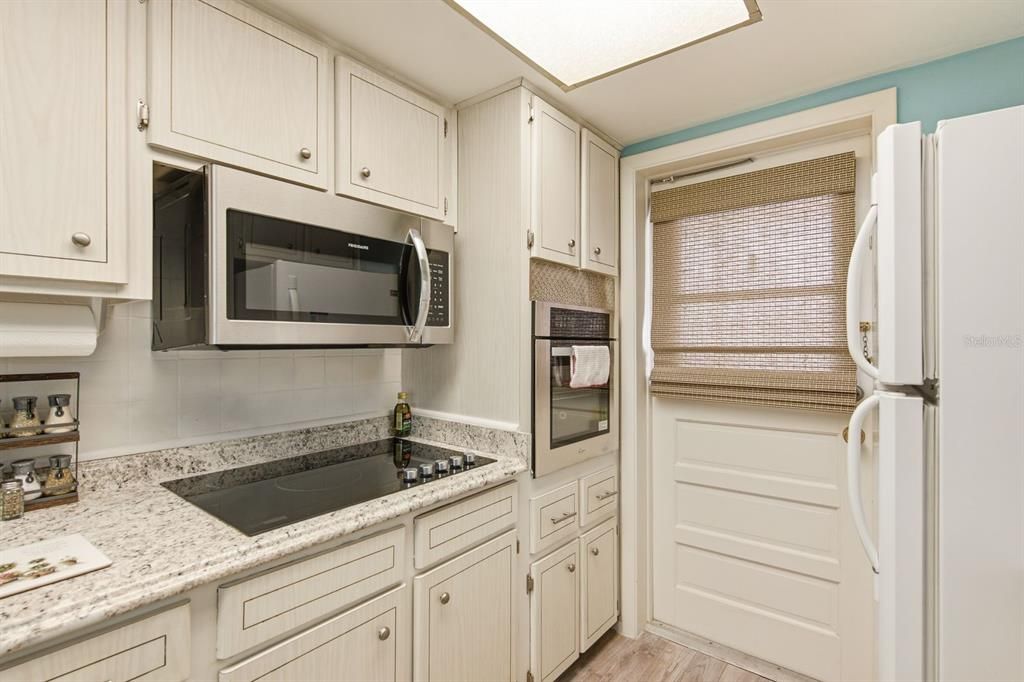 For Sale: $152,000 (2 beds, 1 baths, 935 Square Feet)