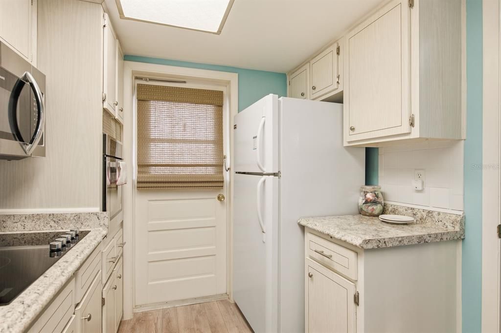For Sale: $152,000 (2 beds, 1 baths, 935 Square Feet)