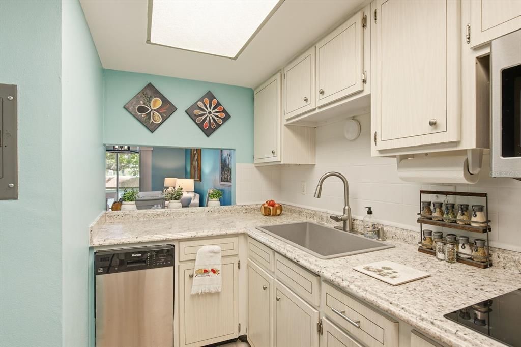 For Sale: $152,000 (2 beds, 1 baths, 935 Square Feet)