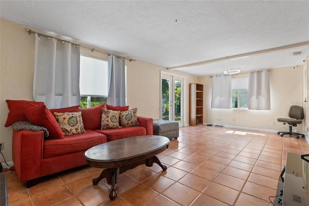 En Venta: $359,000 (2 camas, 1 baños, 1560 Pies cuadrados)