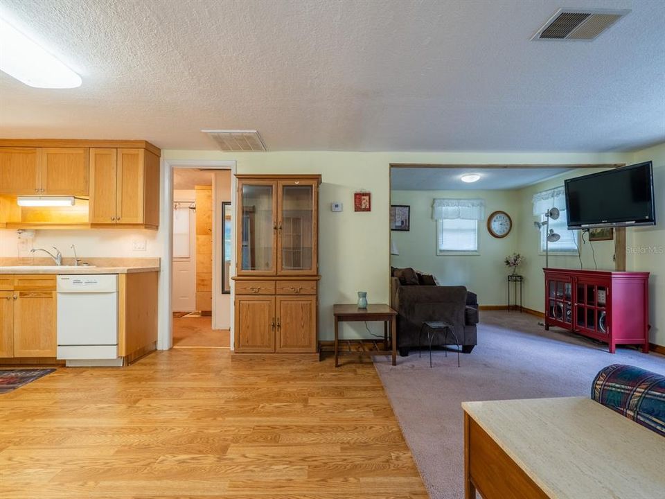 For Sale: $190,000 (1 beds, 2 baths, 880 Square Feet)