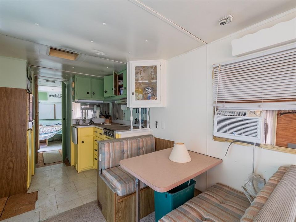 For Sale: $190,000 (1 beds, 2 baths, 880 Square Feet)