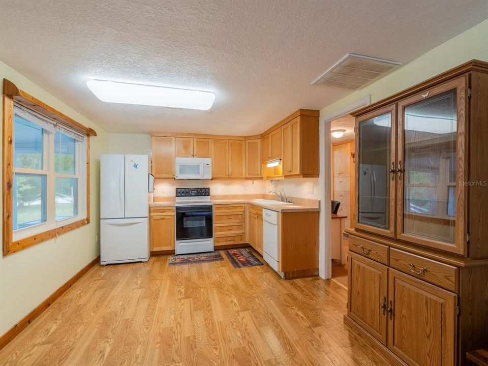 For Sale: $190,000 (1 beds, 2 baths, 880 Square Feet)