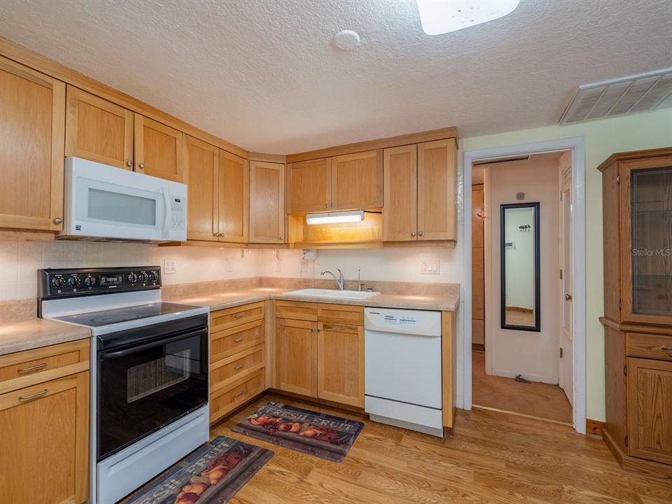 For Sale: $190,000 (1 beds, 2 baths, 880 Square Feet)