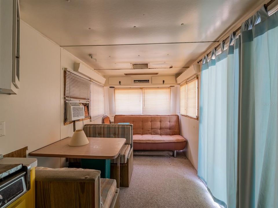 For Sale: $190,000 (1 beds, 2 baths, 880 Square Feet)