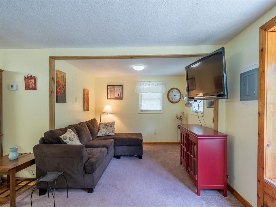 For Sale: $190,000 (1 beds, 2 baths, 880 Square Feet)