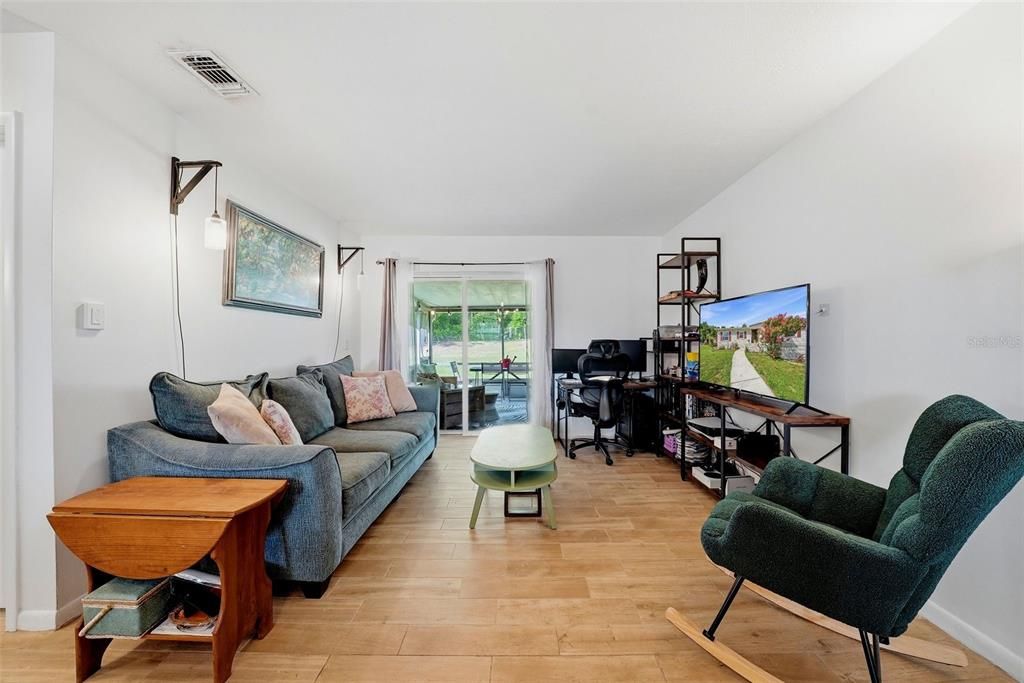 For Sale: $169,000 (2 beds, 1 baths, 794 Square Feet)