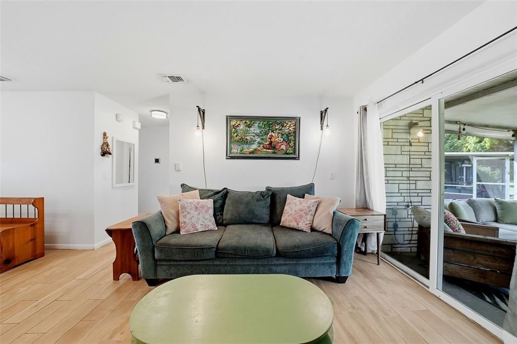 For Sale: $169,000 (2 beds, 1 baths, 794 Square Feet)