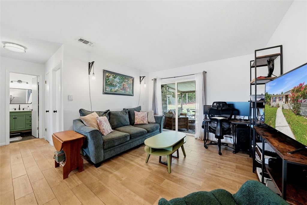For Sale: $169,000 (2 beds, 1 baths, 794 Square Feet)