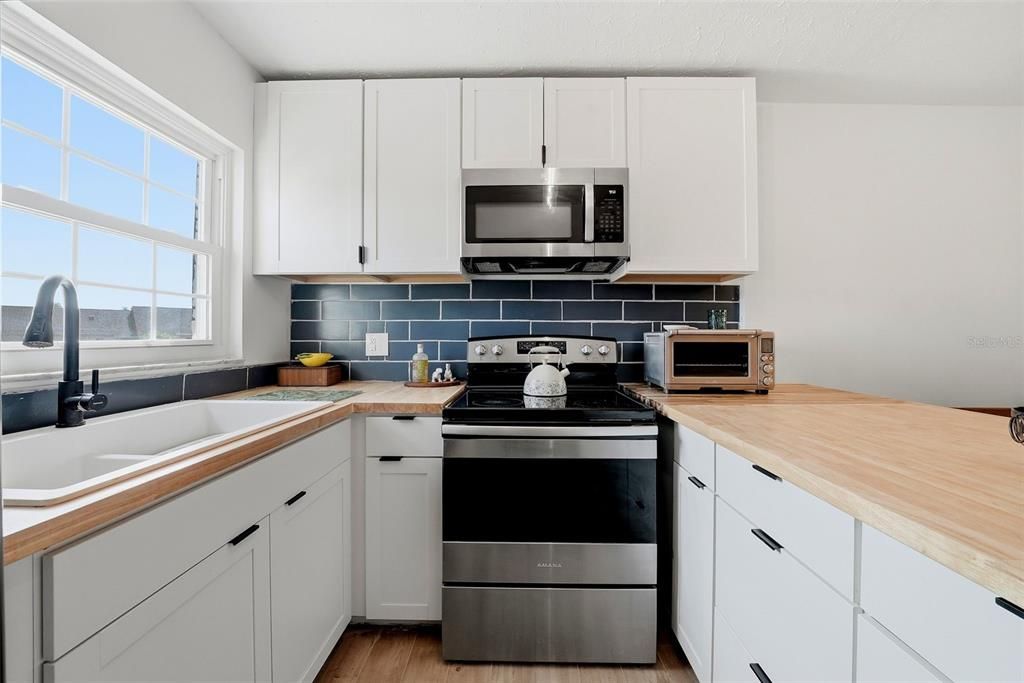 For Sale: $169,000 (2 beds, 1 baths, 794 Square Feet)