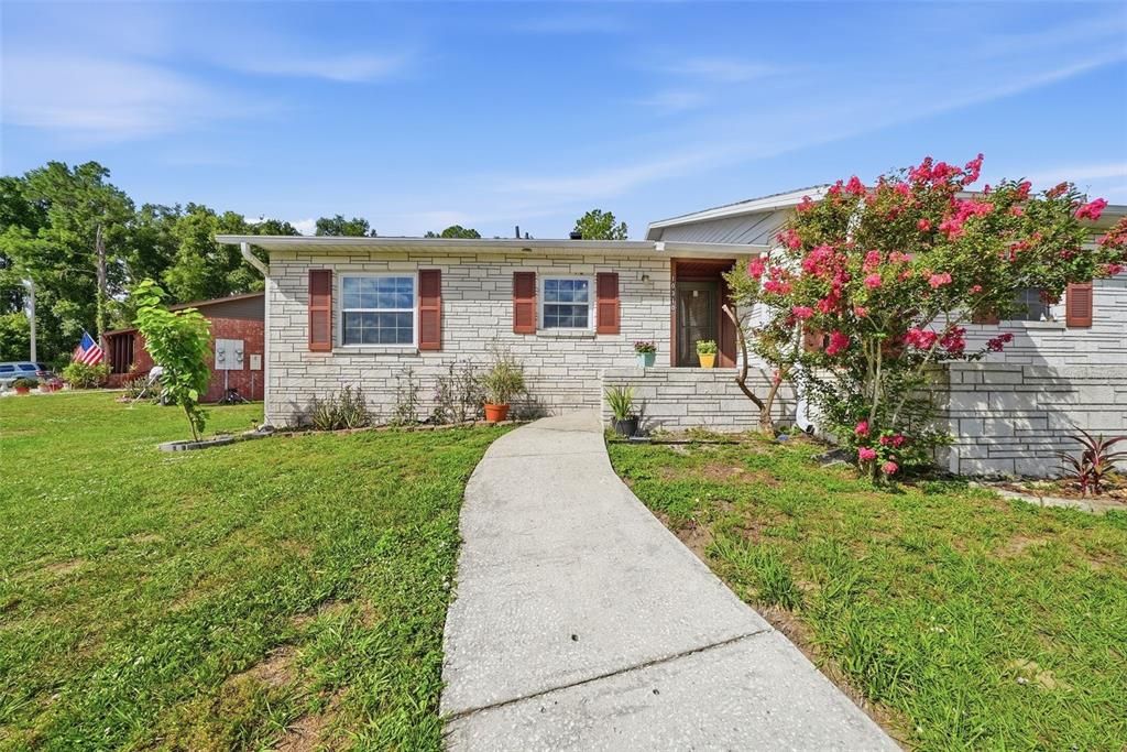 For Sale: $169,000 (2 beds, 1 baths, 794 Square Feet)
