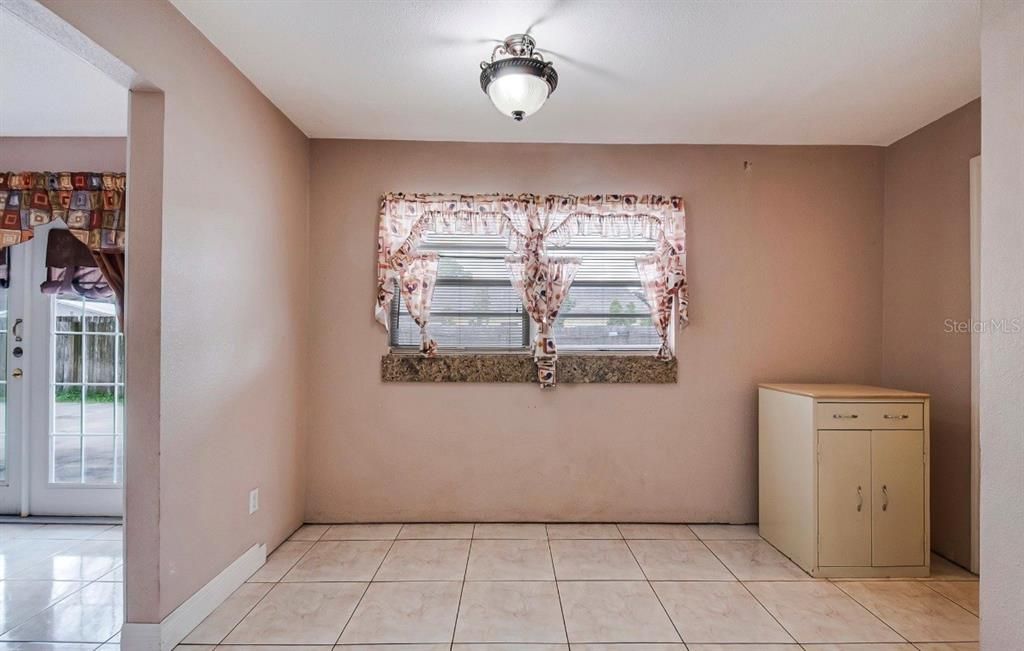 For Sale: $290,000 (3 beds, 2 baths, 1596 Square Feet)